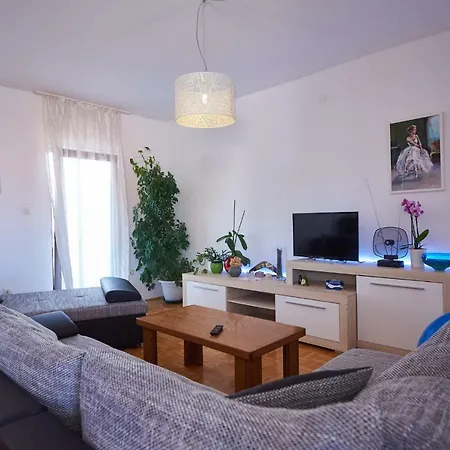 Lilly Apartment Split